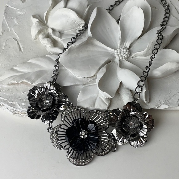 Guess Fashion Necklace Three Flower With Crystals Statement - Picture 2 of 12